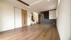 リビングは広々とした設計で、家族が集い、寛ぐ暮らしの空間を演出しています。思い思いの時間を過ごしたり、家族みんなで食事をしたり、素敵な団らんの場になりますね。