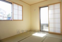 同仕様写真。リビングからの続き間として和室をご用意しました。普段はリビングとつなげて開放的なスペースとして、来客時には客間としてお使いいただけます。