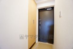 壁一面に設けた大容量のシューズクローゼットは実用性と機能性を兼ね備えています。急な来客でも、いつも整頓された玄関でお出迎えができます。