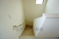 同仕様写真。小さなお子様やご高齢の方でも安心できる、手すり付き階段。段差も低めで設定されており、安全性にも優れています。