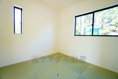 あると嬉しい1階の一部屋。お子様のお昼寝スペースや客間、お友達やご親戚のお泊り部屋としても使えます。