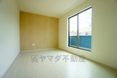 明るい洋室です。ナチュラル色のフローリングで開放的な優しい雰囲気になっています＾＾ベッドや机、ＴＶを置いてもゆとりのある広さです。