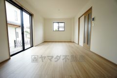 大きな掃き出し窓のあるリビングは、陽光あふれる明るい空間です。ゆったりと寛げる憩いの場となりそうです。