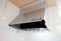 同仕様写真。風量が弱・強と切替え可能なレンジフードが調理中の煙をしっかり吸い込みます。手元を照らすライト付きです。