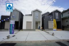 長期優良住宅認定の新築戸建、シンプルでいつまでも飽きのこないデザインが周囲の環境に調和し、どんなご家族にもフィットするデザインです。