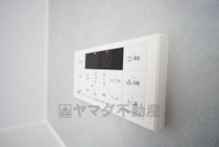 湯量・湯温の設定、そして保温までワンタッチのフルオートバス。便利な追い炊き機能付きです。