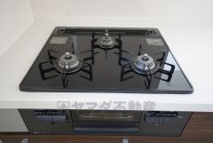 同仕様写真。同時にたくさんの料理が調理できる3口コンロ。長時間熱を通しておきたい煮込み料理を作りながら、炒め物など同時進行で進められます。