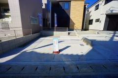 駐車スペースはゆとりある2台分を確保。マイカー用に、お客さま用に、余裕を持ってご利用いただけます。