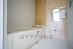 1日の疲れを癒すくつろぎのバスルーム。足を伸ばしてもゆったりと入れるサイズです。お子様と一緒にお風呂に入っても狭くないですね^^