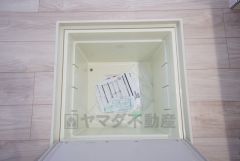 同仕様写真。キッチンにある床下収納は、居住スペースを減らさずに買い置きの調味料や非常食などを保管することができます。