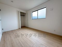 木目調のシンプルデザインで落ち着きと安らぎの空間に仕上げています。各部屋に収納が完備されているので、お荷物が増えても安心の設計です。