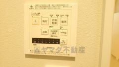 浴室暖房乾燥機付き。天候に左右されず、いつでも好きなときに洗濯物を干せるので、仕事や家事で忙しい方に重宝します。