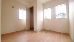 2面採光を確保した明るい室内は、風通しも良く、大変居心地の良い空間となっております。爽やかな風を感じて起きる朝は、快適生活の始まりに。