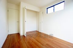 暖かい日差しが差し込む洋室。たっぷり収納できるクローゼット付きでお部屋の中をすっきりと快適に保てます。