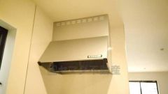 お手入れが簡単なスリム型レンジフードです。調理により発生する油煙や臭いを吸い込み、屋外へ排気してくれます。