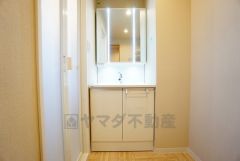 三面鏡つき洗面台。鏡裏にたっぷりとした収納スペースがあります。鏡を閉めてしまえば小物は見えないため、スッキリとした印象の洗面台にできます。