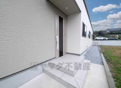 かざすだけで開閉できる、タッチキー採用の玄関。お買い物帰りで、両手がふさがってきても簡単に中に入れます＾＾