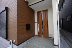 かざすだけで開閉できる、タッチキー採用の玄関。お買い物帰りで、両手がふさがってきても簡単に中に入れます＾＾