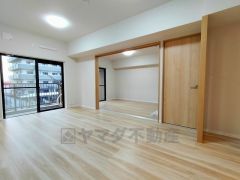 家族が集まる開放的なリビング。