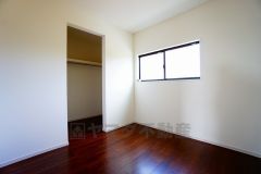 暖かい日差しが差し込む洋室。たっぷり収納できるウォークインクローゼット付きでお部屋の中をすっきりと快適に保てます。