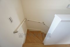 同仕様写真。小さなお子様やご高齢の方でも安心できる、手すり付き階段。段差も低めで設定されており、安全性にも優れています。