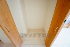 物が散らかりやすいリビングに収納スペースを確保。書類や雑貨をひとまとめにできまるため、お部屋をすっきりさせることが出来ます。