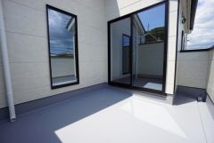 広々としたバルコニー。 天気のいい日にはお布団もまとめて干せそうですね＾＾