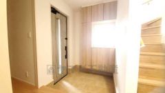 たっぷり収納できるシューズボックスです。家族全員の靴がきれいに整頓できます。棚の上にお花や写真を飾っても良いですね。