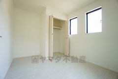 明るい洋室です。ナチュラル色のフローリングで開放的な優しい雰囲気になっています＾＾ベッドや机、ＴＶを置いてもゆとりのある広さです。