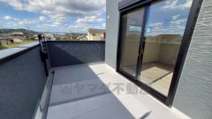 陽当たりの良いバルコニーです。お洗濯やお布団干しはもちろん、日光浴スペースにも。足元は防水工事施工済です。