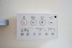 同仕様写真。ウォシュレット、暖房便座、節電・節水機能など、使い勝手のよい高機能トイレです。