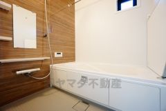 1日の疲れを癒すくつろぎのバスルーム。足を伸ばしてもゆったりと入れるサイズです。お子様と一緒にお風呂に入っても狭くないですね^^