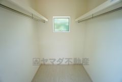 同仕様写真。季節物の衣類もスッキリ収納できるウォークインクローゼット。クローゼット内で洋服のコーディネートから着替えまで中で出来るので、部屋が散らかりにくいです。