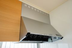 お手入れが簡単なスリム型レンジフードです。調理により発生する油煙や臭いを吸い込み、屋外へ排気してくれます。