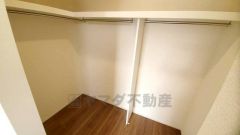 収納力豊富なウォークインクローゼット。洋服や小物などを1箇所にまとめて美しい収納を実現します。スーツケースのような大型の荷物も置けます＾＾