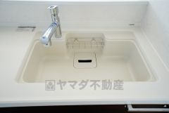 色も形もキレイなシンクは、広さも確保しているので、大きめの鍋も簡単に洗えます。