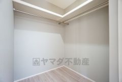 同仕様写真。収納力豊富なウォークインクローゼット。洋服や小物などを1箇所にまとめて美しい収納を実現します。スーツケースのような大型の荷物も置けます＾＾