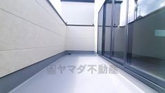 陽当たりの良いバルコニーです。お洗濯やお布団干しはもちろん、日光浴スペースにも。足元は防水工事施工済です。
