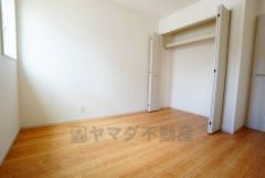 暖かい日差しが差し込む洋室。たっぷり収納できるクローゼット付きでお部屋の中をすっきりと快適に保てます。