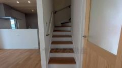 小さなお子様やご高齢の方でも安心できる、手すり付き階段。段差も低めで設定されており、安全性にも優れています。