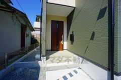 家の顔となる玄関扉がかっこいいと、たくさんの人を招き入れたくなりますね＾＾奥まって設置されており、雨にも濡れにくくなっています。