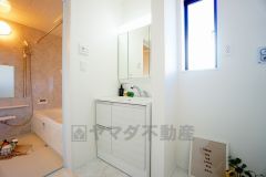 三面鏡つき洗面台。鏡裏にたっぷりとした収納スペースがあります。鏡を閉めてしまえば小物は見えないため、スッキリとした印象の洗面台にできます。