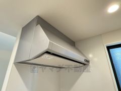 お手入れが簡単なスリム型レンジフードです。調理により発生する油煙や臭いを吸い込み、屋外へ排気してくれます。