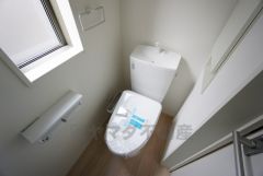 温水、暖房、ウォシュレット付の高機能トイレ。汚れが付きにくく、落ちやすい加工がされており、お掃除もラクラクです。