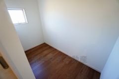 同仕様写真。キッチン横に広々としたパントリー付き＾＾洗面室にも近く、食料品だけでなく日用品などの収納にも＾＾