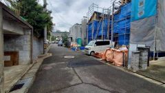 現地（2025年10月31日）撮影。大型車の通行が少なく、騒音や振動が少ないので静かで快適な生活を送れます。