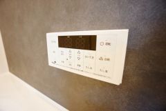 湯量・湯温の設定、そして保温までワンタッチのフルオートバス。便利な追い炊き機能付きです。