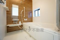 同仕様写真。広々1坪タイプの浴槽ユニットでゆったりくつろげるバスルーム。窓、浴室乾燥機付きで換気・雨の日の洗濯もばっちり＾＾