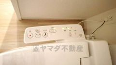温水、暖房、ウォシュレット付の高機能トイレです。
