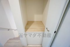 2階の廊下にも収納を確保。各居室に入りきれなかった荷物や、2階で使用する日用品のストック置き場に便利です。